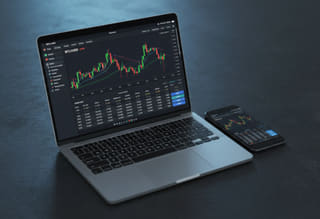 Confira o histórico de operações e a atividade da conta para monitorar a movimentação