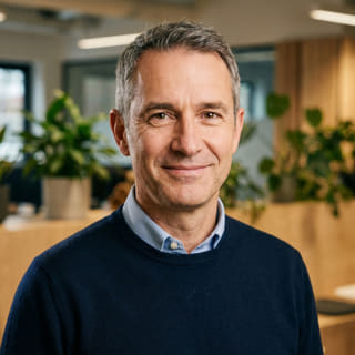 James Mitchell aparece na foto de perfil, identificado como Chief Executive Officer da Aurora Fondério